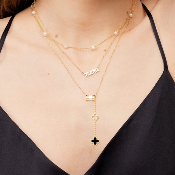 Beautiful 18K Gold Delicate Clover Charm Necklace - Picture 2 of 6
